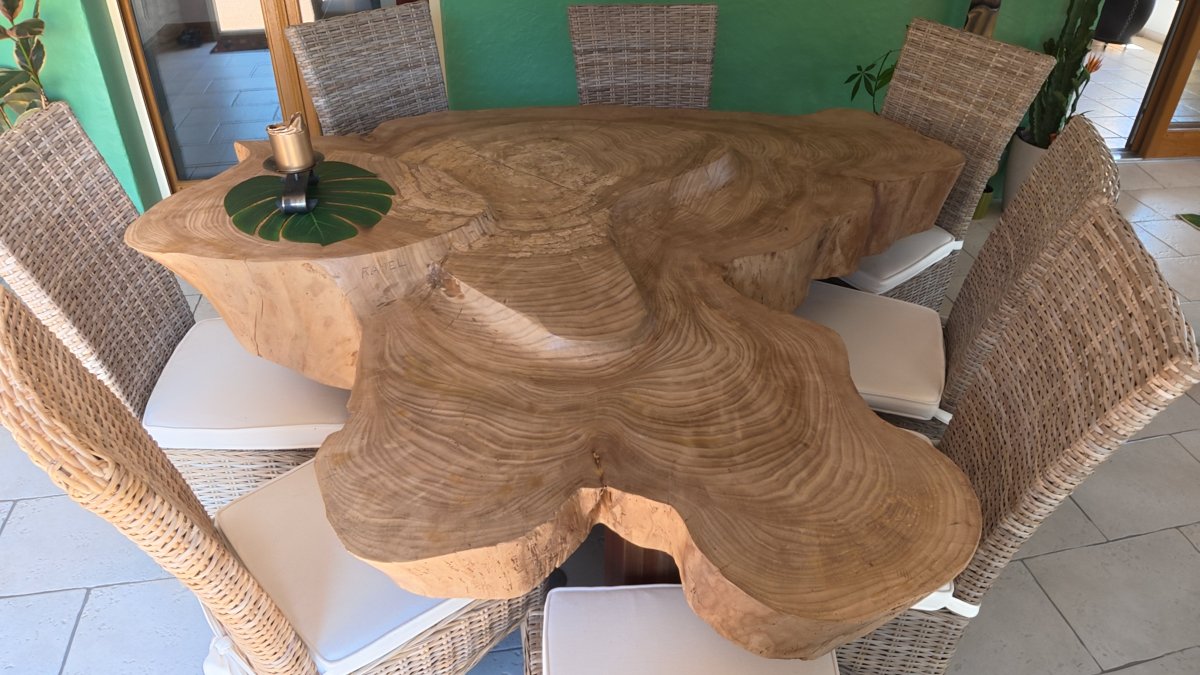 Table en bois sculptée